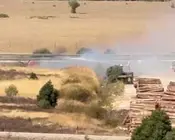 Fuego en el pasto del pol&iacute;gono de la localidad siendo intervenido por los bomberos.