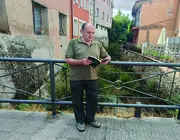 El huerta&ntilde;o Avelino Rica Herrero posando con su nueva obra 'ME DUELEN'.