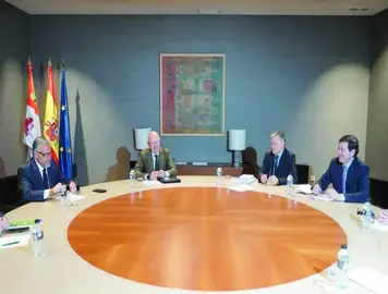 Momento de la reuni&oacute;n entre PP y VOX