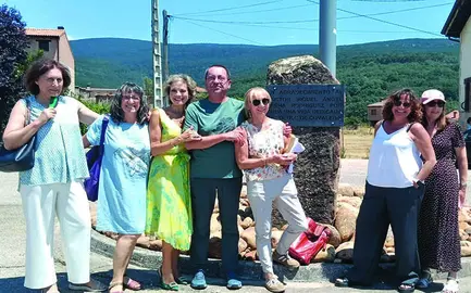 Vecinos de la localidad de Covaleda durante el acto de homenaje a Miguel &aacute;ngel Lacha