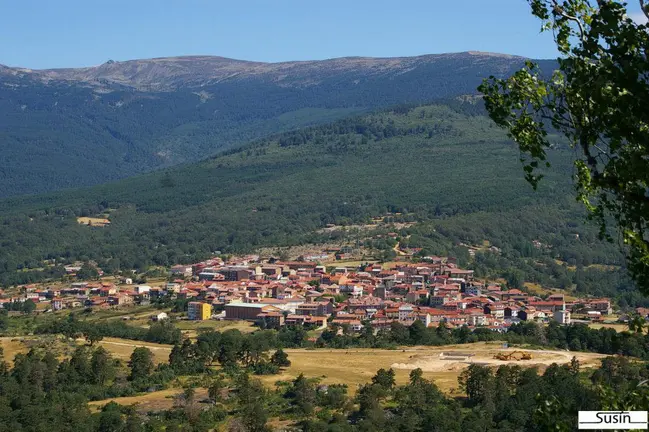 Imagen de Covaleda, con Urbi&oacute;n al fondo.