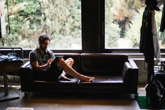  Diferencia entre piel sint&eacute;tica y natural en sof&aacute;s: ventajas de cada una 