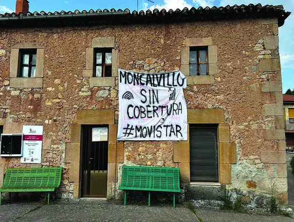 Cartel colgado en el pueblo en el que exigen a la red telefónica una cobertura digna.