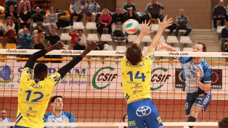 Jean Pascal Diedhiou y Tomas Russeaux, en una acci&oacute;n de bloqueo ante el remate del sueco Viktor Lindberg. RFEVB.com