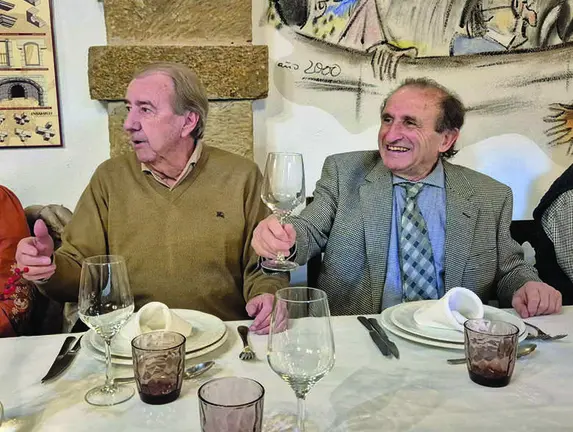 Teodoro de Miguel (dcha.) junto a otro de los empresarios m&aacute;s longevos, R. &Aacute;ngel Chicote