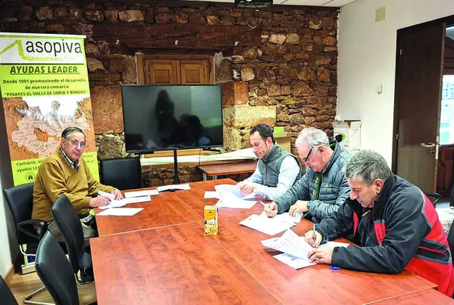 El presidente de ASOPIVA, Tom&aacute;s Mart&iacute;nez, y promotores de la zona.