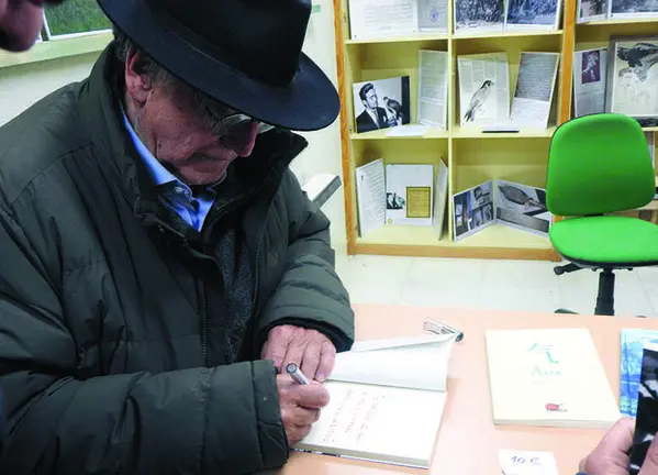 Momento de firmas de libros a cargo de Joaqu&iacute;n Ara&uacute;jo