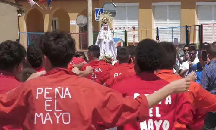 Vecinos de Espej&oacute;n honrando a la virgen durante las fiestas de Nuestra Se&ntilde;ora  La Virgen de los Brezales