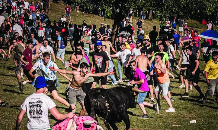 Algunas de las miles de personas que acudieron a la tarde de Lavalenguas en Soria. Cogidas y buen ambiente