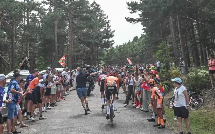 Las rampas a Neila volver&aacute;n a llenarse de aficionados/Vuelta a Burgos masculina 2026