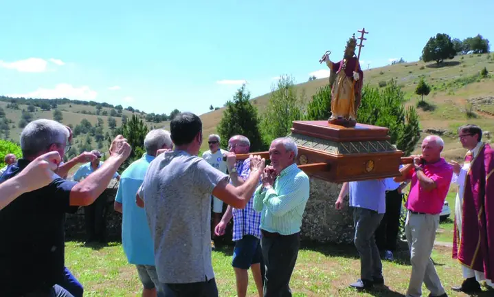Vecinos de la localidad de Moncalvillo danzando alrededor del santo durante la subida a la iglesia