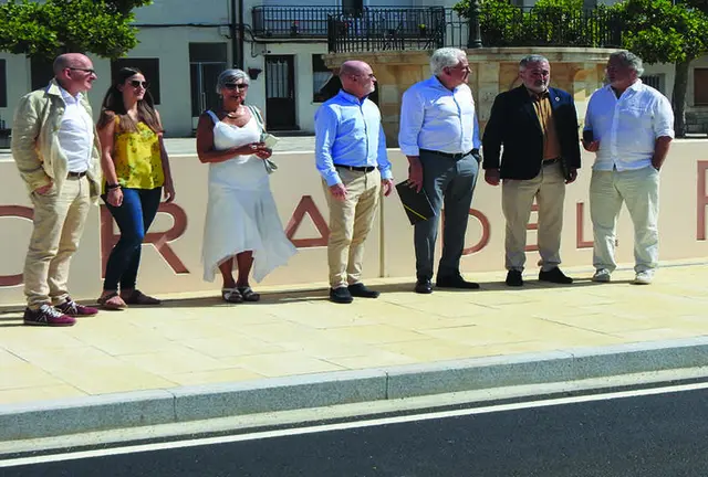 Autoridades analizando el asfalto tras las reformas de la v&iacute;a N-234