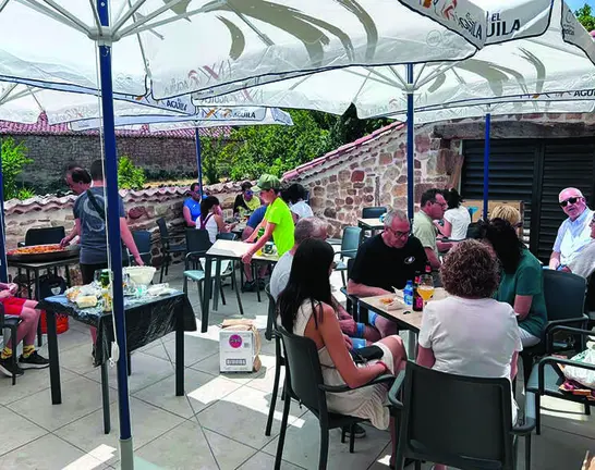 Vecinos de Hacinas del Pinar estrenando el nuevo local de Alberto Gallego