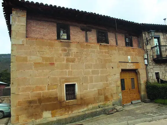 Casona que se quiere rehabilitar como centro de la carreter&iacute;a en Molinos.