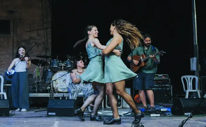 Representaci&oacute;n de danzas irlandesas en una de las actuaciones del grupo Irish Treble durante su gira.