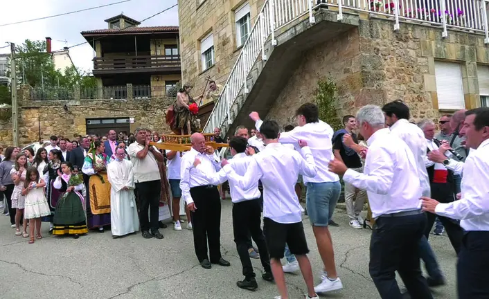 Vecinos de Rabanera bailando las jotas en la procesi&oacute;n en honor a San Juan Bautista Degollado. Edici&oacute;n 2025.