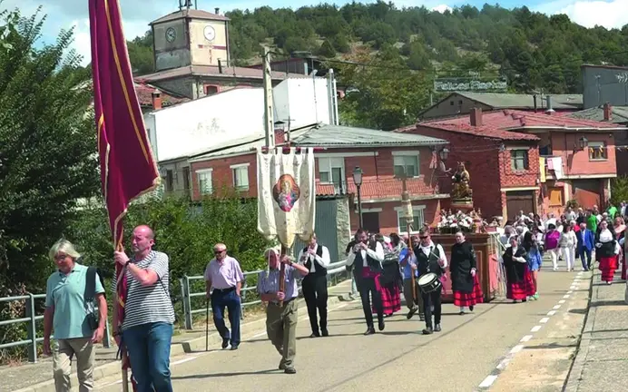 Vecinos de la localidad realizando la procesi&oacute;n en honor a Natividad de Nuestra Se&ntilde;ora en las fiestas de 2025