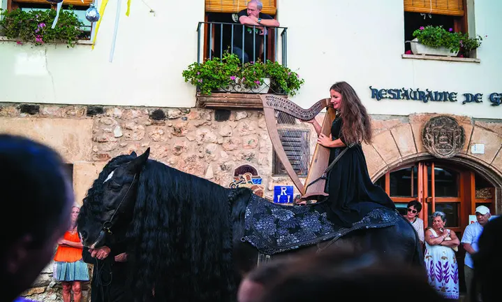 Una de las actuaciones celebradas en el Festival de Mujeres Creadoras desarrollado en las calles de Covarrubias.