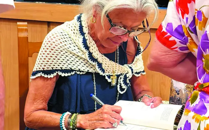 Mar&iacute;a Eugenia Sanz firmando ejemplares tras el acto de presentaci&oacute;n.