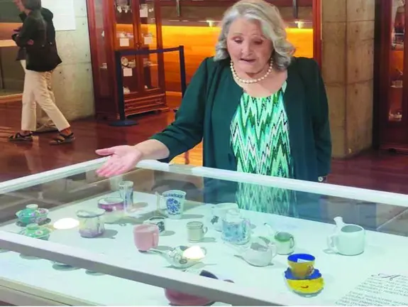 Evangelina Rodr&iacute;guez, autora de la exposici&oacute;n, explicando una de las secciones.