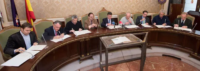 Inicio de las obras de reposición de la calle Vitoria en Burgos.
César Rico, presidente de la Diputación de Burgos saluda a Ricardo Pizarro, director de SODEBUR.