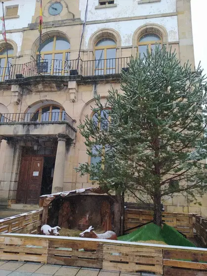 BELEN Y ARBOL DE NAVIDAD EN COVALEDA