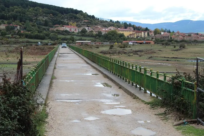 Puente sobre e l embalse