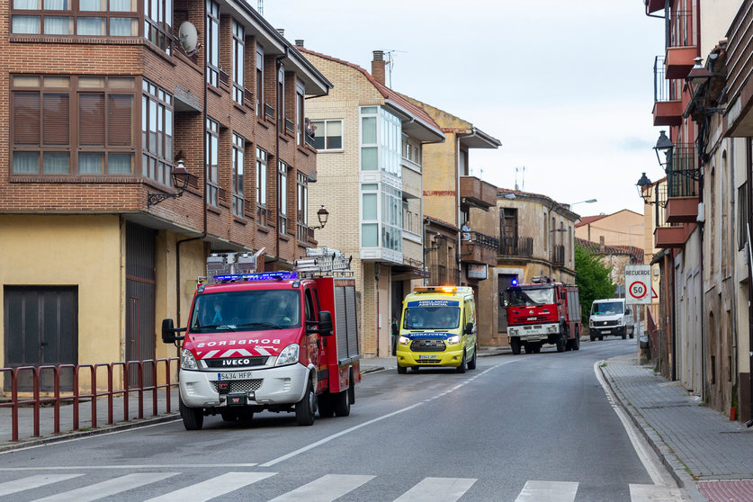 Pasacalles de los bomberos y la ambulancia en Salas. Fotografías: Beatriz Montero