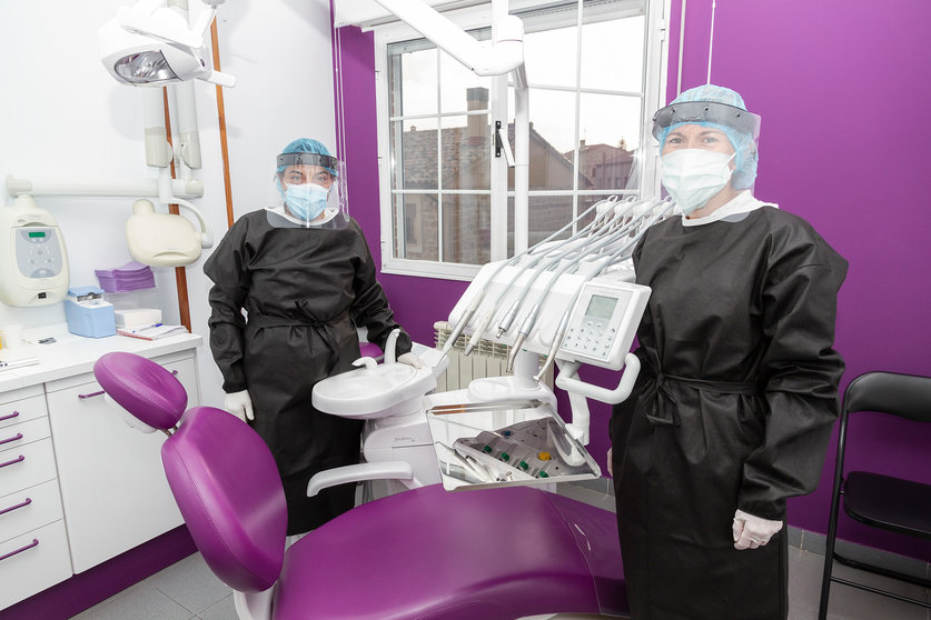 Isabel y Conchi en la clínica dental de Salas de los Infantes. Fotografía: Beatriz Montero