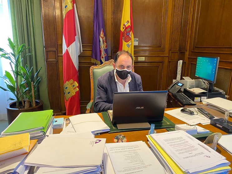 Benito Serrano preparando la Comisión de Hacienda