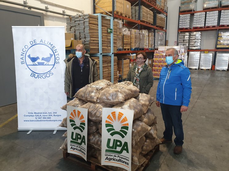 Entrega de las patatas al Banco de Alimentos de Burgos por parte de UPA