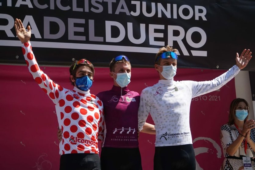 Pódium-final-de-la-Vuelta-Junior-Ribera-del-Duero-1024x684