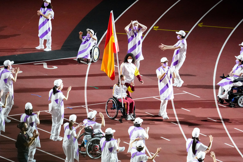 La abanderada española, Marta Fernández, encabezando la delegación española en la ceremonia de clausura. Juegos Paralímpicos Tokio 2020. © Paulino Oribe / CPE.