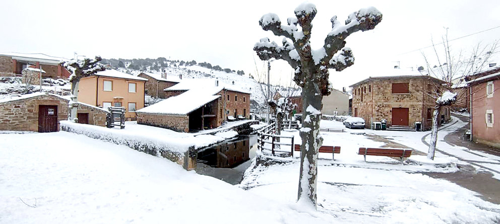 Imagen invernal del pueblo de Moncalvillo
