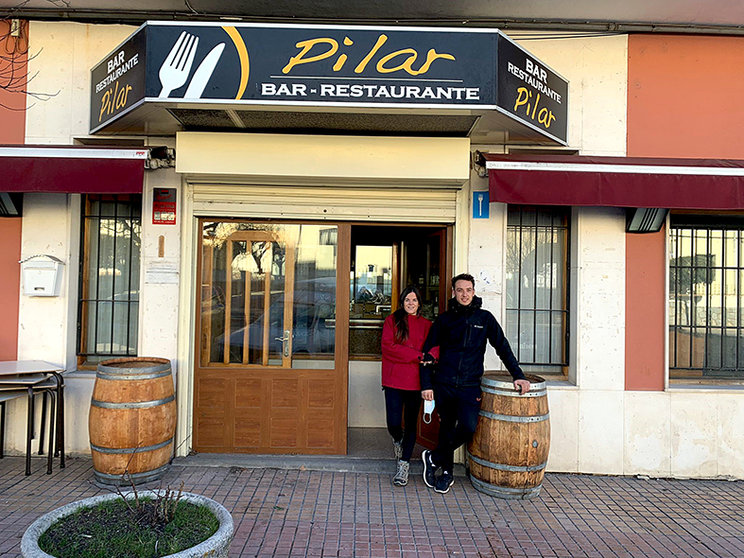 Elena y Pablo junto a su nuevo negocio días antes de la apertura