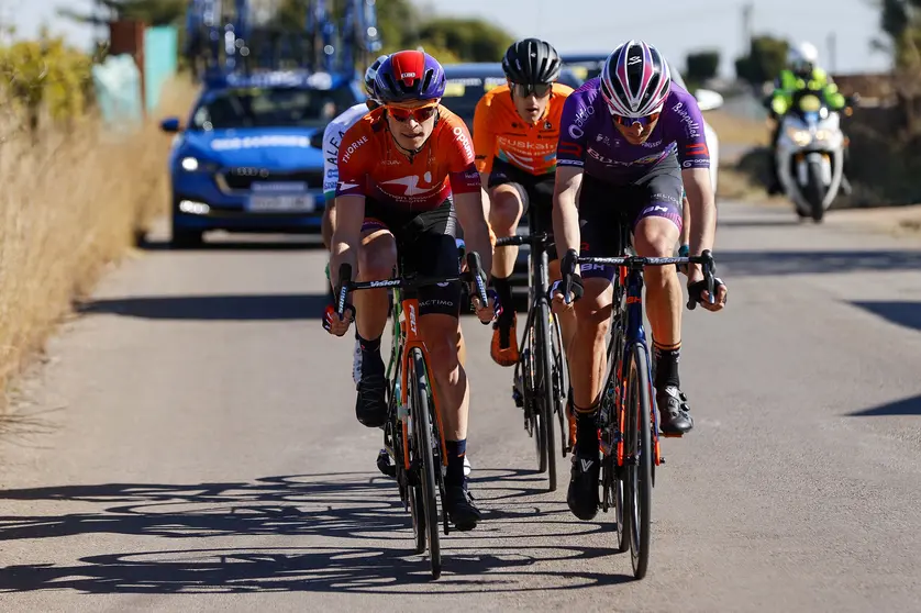 Volta a la Comunitat Valenciana 2022 - 72nd Edition - 1st stage Les Alqueries - Torralba del Pinar 166,7 km - 02/02/2022 - Ben King (USA - Human Powered Health) - Jesús Ezquerra (ESP - Burgos - BH) - photo Luis Angel Gomez/SprintCyclingAgency©2022