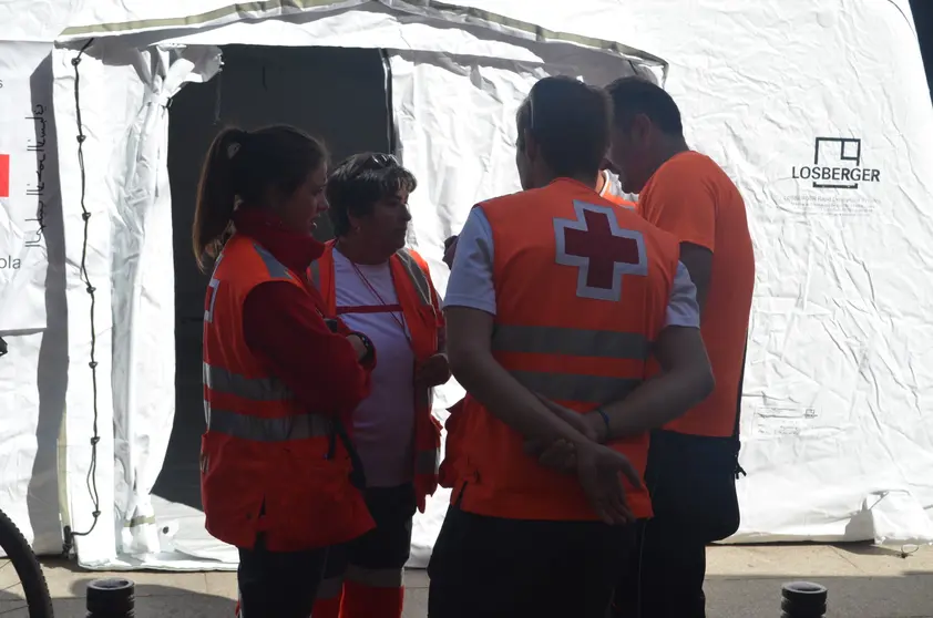 VOLUNTARIOS DE LA CRUZ ROJA DURANTE LA CARRERA