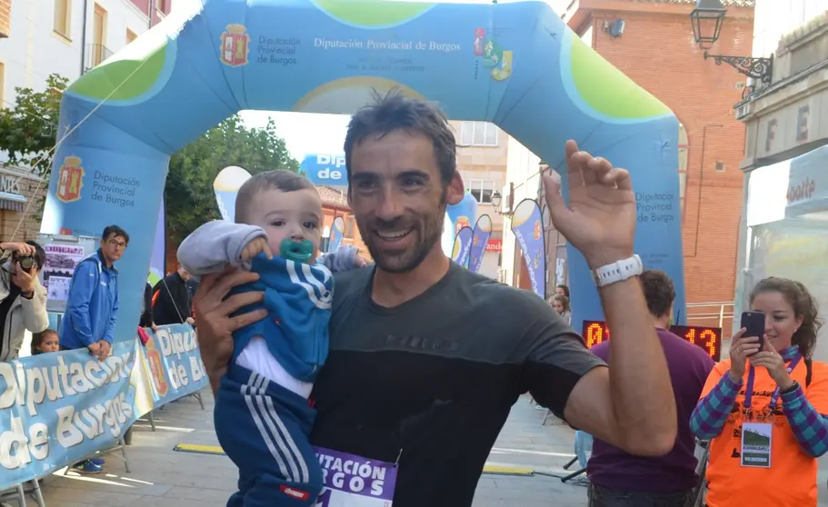 LUIS ALBERTO HERNANDO, CAMPEÓN DEL MUNDO DE CARRERAS DE MONTAÑA 2017 A LA LLEGADA A META SOSTENIENDO A SU HIJO