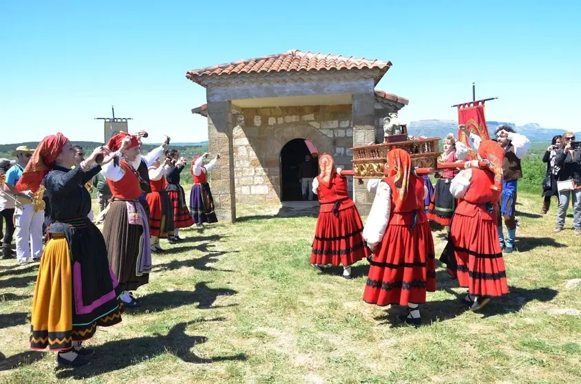 Danzas de la romeria de la muela en Castrillo de la Reina