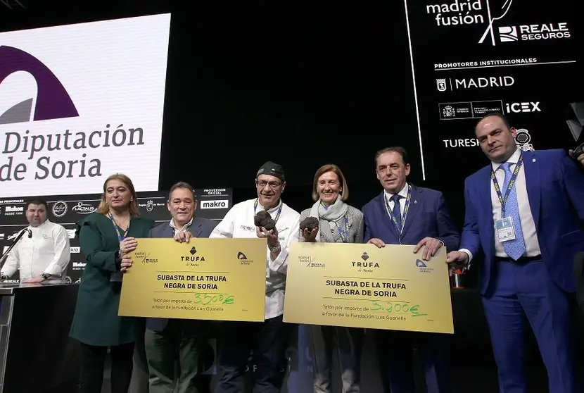 Subasta de la Trufa Negra de Soria, en la imagen con la trufa el cocinero Andrea Tumbarello y Lucía Fernández  de la bodegas tinto pesquera, junto al presidente de la diputación de Soria, Benito Serrano.
Madrid 14.1.20