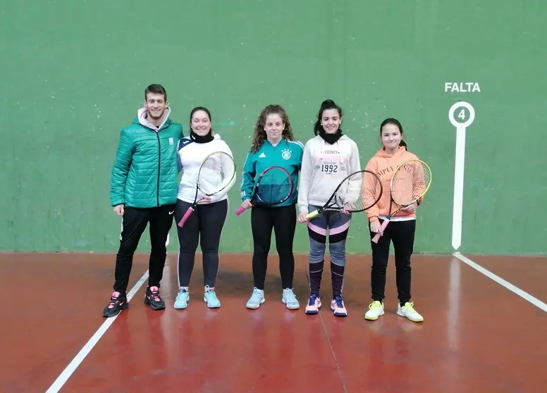 Entrenamiento del equipo femenino Alta Sierra Pinares 2020 con su entrenador Iván Nestares.