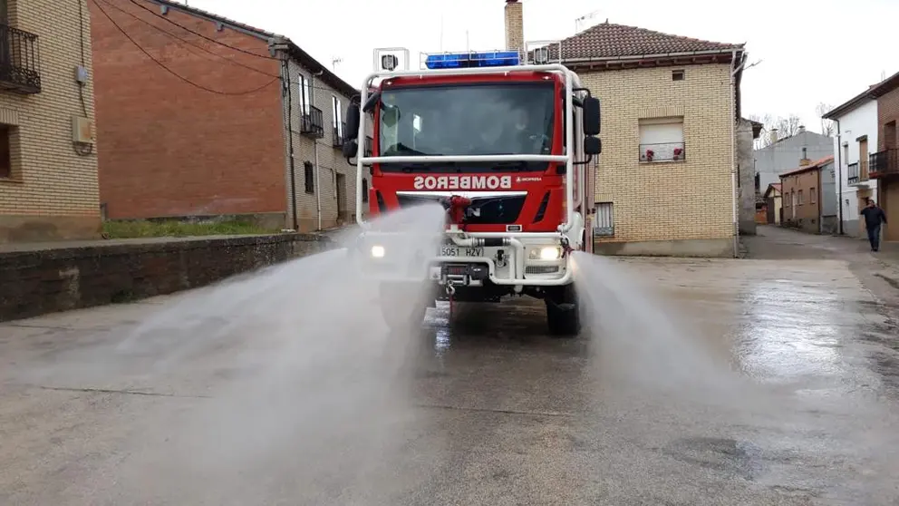 Bomeros de la Dipu desinfectando (2)