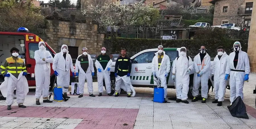 Equipos de la Junta y Bomberos de Soria. Residencia de Vinuesa 25-3-20