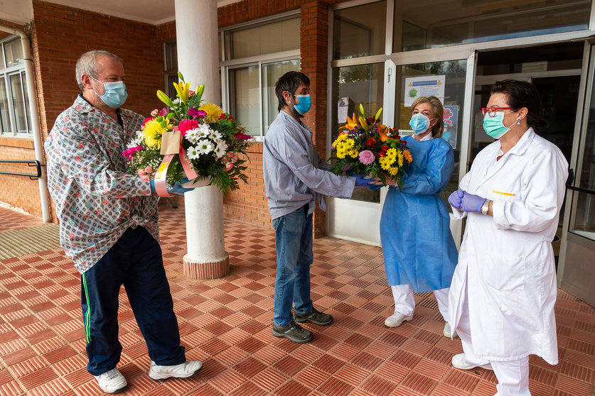 Entrega de flores a los sanitarios. Fotografías: Beatriz Montero