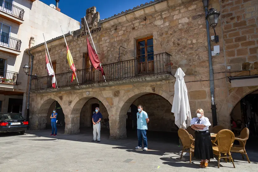 Minuto de silencio en la Plaza Mayor de Salas de los Infantes. Fotografías: Beatriz Montero