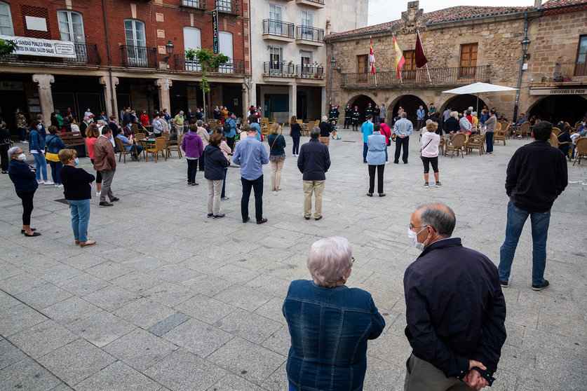Plaza mayor de Salas durante el minuto de silencio. Fotografías: Beatriz Montero