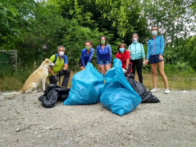 Club de Montaña Altollano realizando labores de limpieza