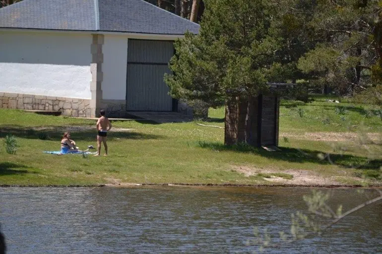 Primeros bañistas en la última temporada en la zona de Playa Pita