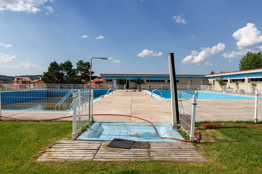 Puesta a punto de las piscinas de Salas. Fotografías: Beatriz Montero