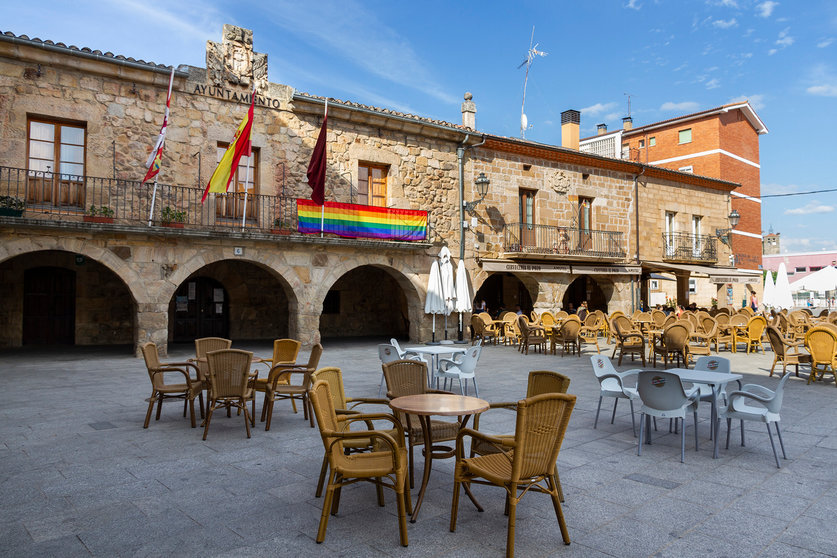Bandera LGTBI en el Ayuntamiento de Salas. Fotografías: Beatriz Montero